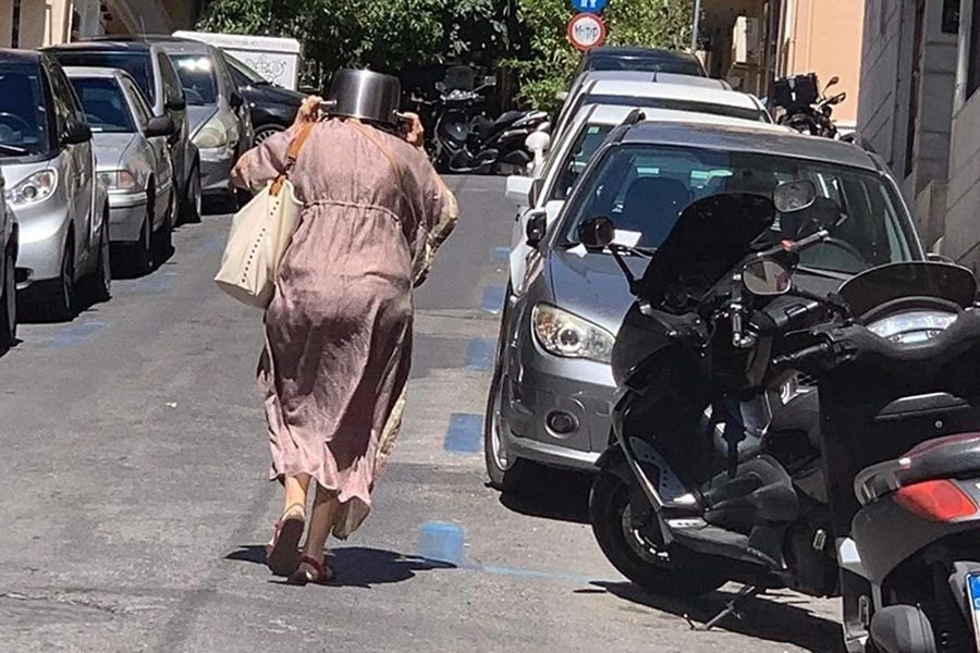 Σεισμός Αθήνα: Πανικόβλητη γυναίκα τρέχει στον δρόμο με κατσαρόλα στο κεφάλι (εικόνα)